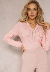 Renee - Różowy Prążkowany Sweter z Cienkim Łańcuszkiem Nacorella. Kolor: różowy. Materiał: prążkowany. Sezon: zima #2