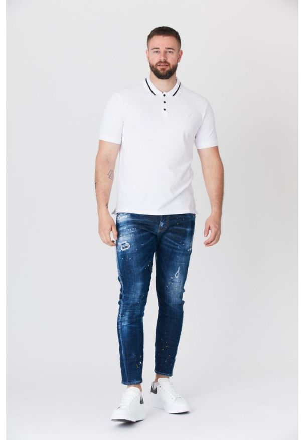 Guess - GUESS Biała koszulka polo z paskiem na kołnierzyku. Typ kołnierza: polo. Kolor: biały. Materiał: prążkowany. Długość rękawa: krótki rękaw. Wzór: aplikacja