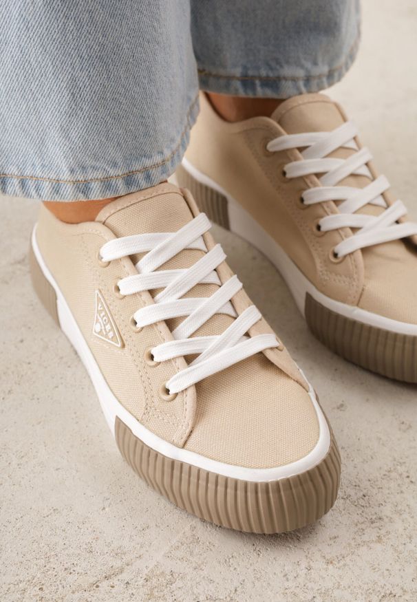 Born2be - Beżowe Trampki VICES na Grubej Podeszwie z Tłoczeniami z Trójkątną Aplikacją Bolirea. Okazja: na co dzień, na spacer. Kolor: beżowy. Materiał: jeans, kauczuk. Wzór: aplikacja. Styl: sportowy, casual