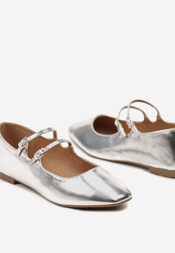 Born2be - Srebrne Balerinki ze Ściętym Noskiem i Sprzączkami Kimeria. Okazja: na co dzień, na imprezę. Zapięcie: sprzączka. Kolor: srebrny. Materiał: jeans. Sezon: lato, wiosna. Obcas: na obcasie. Styl: casual. Wysokość obcasa: niski