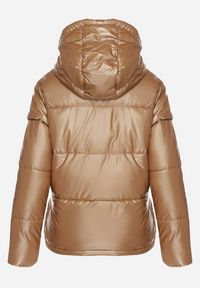 Born2be - Ciemnobeżowa Pikowana Kurtka z Kapturem o Prostym Kroju Alundrie. Typ kołnierza: kaptur. Kolor: beżowy. Materiał: jeans, poliester. Styl: sportowy, elegancki