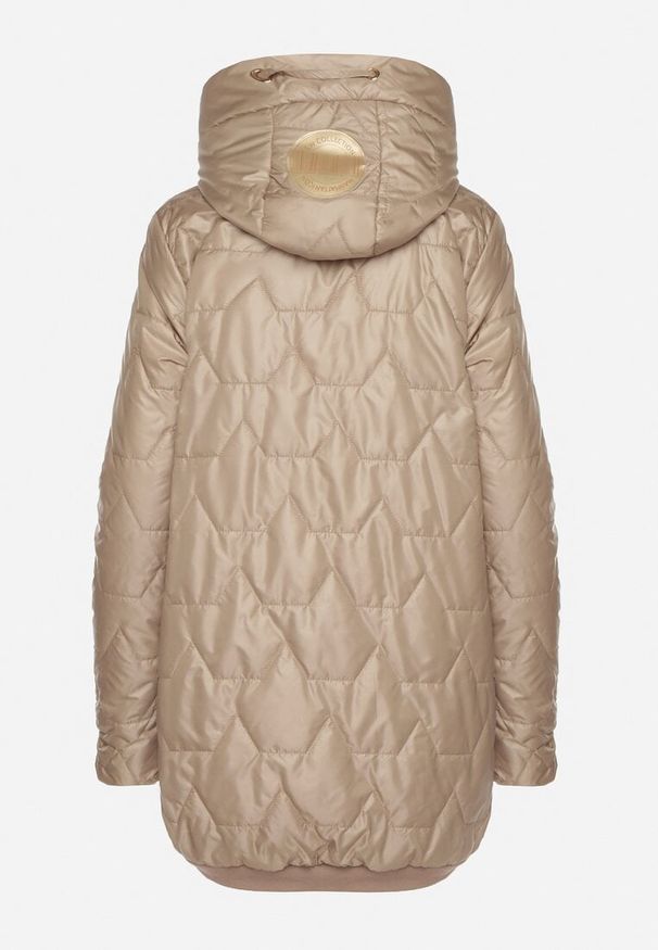 Born2be - Ciemnobeżowa Kurtka Pikowana o Pudełkowym Kroju z Kapturem Teladira. Okazja: na co dzień. Typ kołnierza: kaptur. Kolor: beżowy. Styl: casual, elegancki, klasyczny