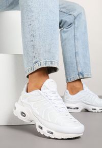 Renee - Białe Buty Sportowe Sneakersy z Geometrycznym Tłoczeniem Vulinea. Okazja: na co dzień, na spacer. Zapięcie: sznurówki. Kolor: biały. Materiał: jeans. Wzór: geometria. Obcas: na platformie. Sport: turystyka piesza