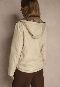 Renee - Brązowa Dwustronna Kurtka z Pikowanymi Przeszyciami i Odpinanym Kapturem Zelirelle. Okazja: na spacer, na co dzień. Kolor: brązowy. Materiał: jeans. Wzór: gładki. Styl: elegancki, casual #5