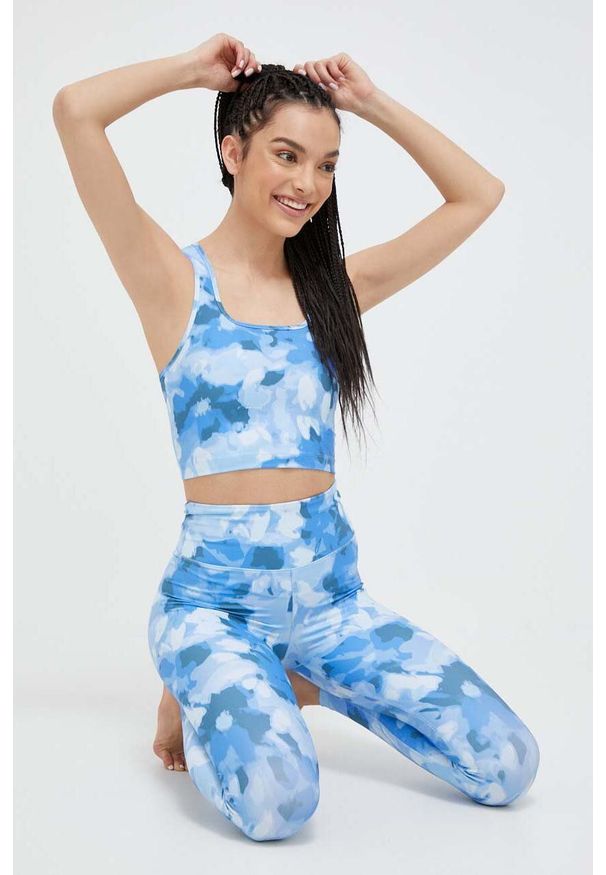 CASALL - Casall top do jogi kolor niebieski. Kolor: niebieski. Materiał: skóra, dzianina, materiał, włókno. Długość rękawa: na ramiączkach. Wzór: ze splotem