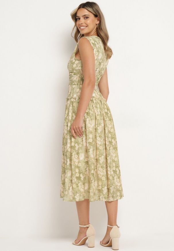 Born2be - Zielono-Beżowa Rozkloszowana Sukienka z Gumką w Talii na Grubych Ramiączkach Ketta. Okazja: na co dzień. Typ kołnierza: dekolt w kształcie V. Kolor: zielony. Materiał: jeans. Długość rękawa: na ramiączkach. Typ sukienki: proste. Styl: casual