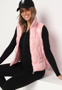 Born2be - Różowa Pikowana Kamizelka ze Stójką i Troczkami Terilanna. Typ kołnierza: kołnierzyk stójkowy. Kolor: różowy. Materiał: jeans. Styl: elegancki #7
