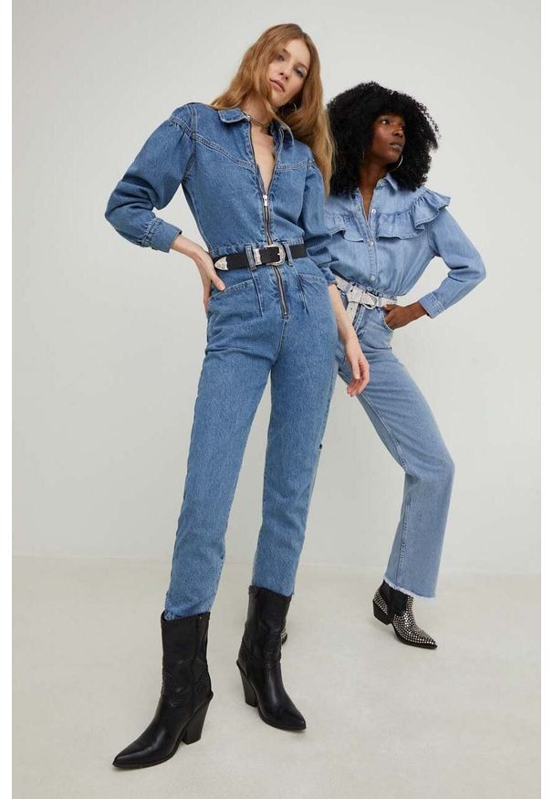Answear Lab kombinezon jeansowy X kolekcja limitowana SISTERHOOD kolor niebieski z kołnierzykiemm. Okazja: na co dzień. Kolor: niebieski. Materiał: jeans. Styl: wakacyjny