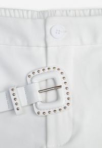 Renee - Białe Eleganckie Spodnie o Szerokim Kroju z Ozdobnym Paskiem Airia. Kolor: biały. Długość: krótkie. Styl: elegancki #2