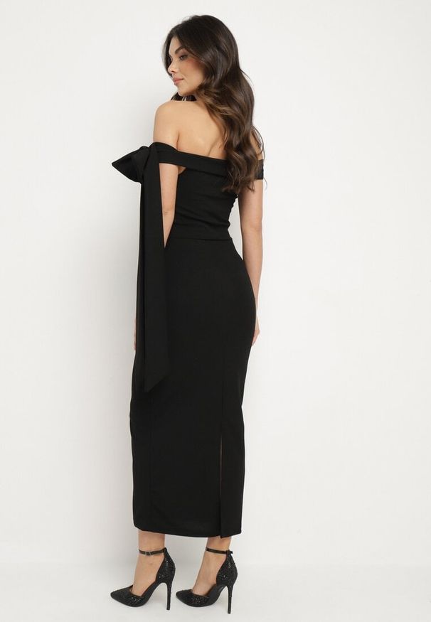 Born2be - Czarna Koktajlowa Taliowana Sukienka Ozdobiona Kokardą Emallle. Typ kołnierza: kokarda. Kolor: czarny. Wzór: aplikacja. Typ sukienki: dopasowane. Styl: wizytowy