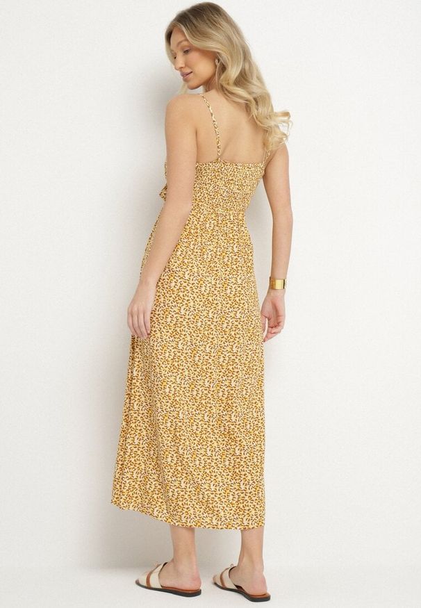 Born2be - Żółta Bawełniana Sukienka na Ramiączkach o Rozkloszowanym Kroju Jenarella. Okazja: na co dzień. Typ kołnierza: dekolt w kształcie V. Kolor: żółty. Materiał: bawełna. Długość rękawa: na ramiączkach. Styl: casual, elegancki