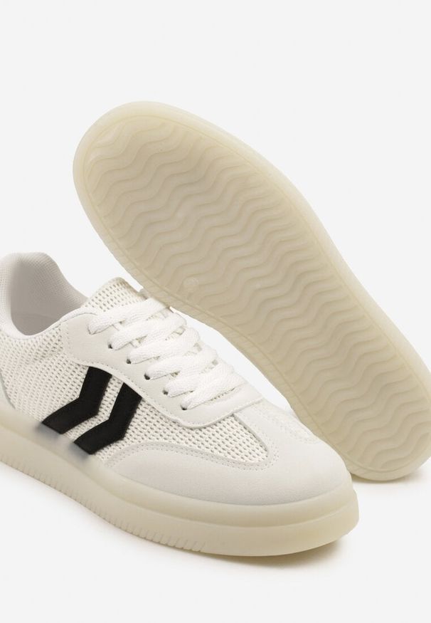 Born2be - Białe Sneakersy z Geometrycznym Wzorem Sadeane. Okazja: na co dzień. Kolor: biały. Materiał: jeans. Wzór: geometria