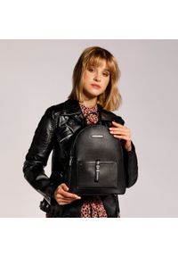 Wittchen - Damski plecak z kieszenią z przodu. Kolor: czarny, srebrny, wielokolorowy. Materiał: skóra ekologiczna. Wzór: paski, aplikacja. Styl: elegancki #2