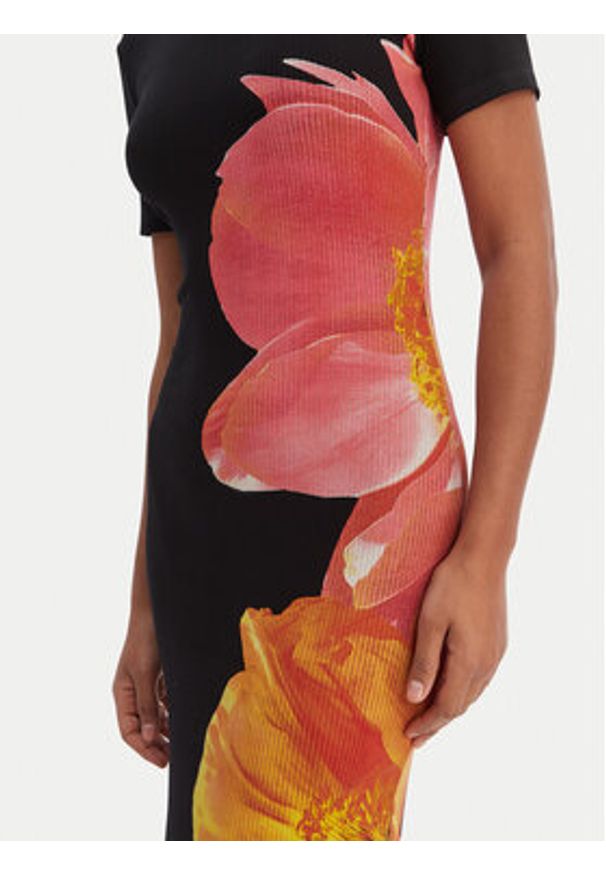 Desigual Sukienka codzienna 26SWVK26 Czarny Slim Fit. Okazja: na co dzień. Kolor: czarny. Materiał: bawełna. Typ sukienki: proste. Styl: casual