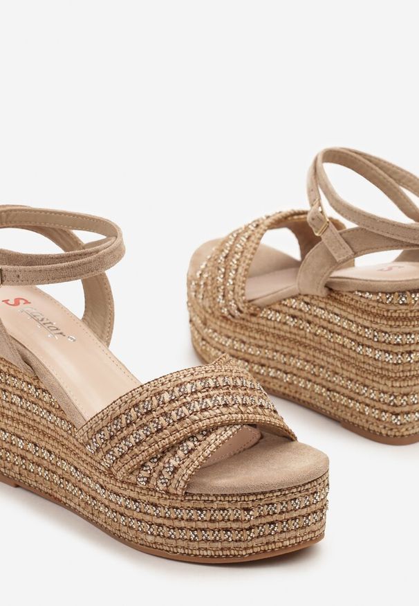 Renee - Ciemnobeżowe Sandały Boho z Metalicznymi Przeszyciami na Plecionym Koturnie Renzia. Okazja: na co dzień. Kolor: beżowy. Materiał: jeans. Sezon: lato. Obcas: na koturnie. Styl: boho