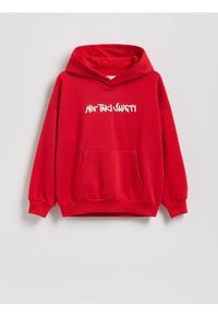 Reserved - Świąteczna bluza z kapturem - czerwony. Typ kołnierza: kaptur. Kolor: czerwony. Materiał: dzianina, bawełna. Styl: wizytowy #1
