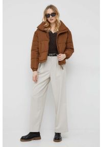 Vero Moda kurtka damska kolor brązowy przejściowa. Kolor: brązowy. Materiał: poliester. Długość rękawa: bez rękawów #3