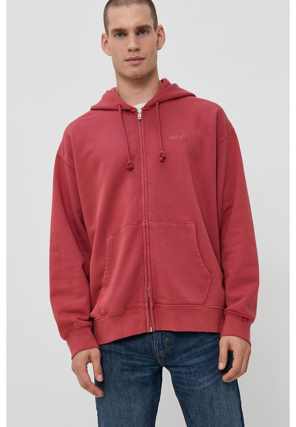 Levi's® - Levi's Bluza bawełniana męska kolor czerwony z kapturem gładka. Okazja: na spotkanie biznesowe, na co dzień. Typ kołnierza: kaptur. Kolor: czerwony. Materiał: bawełna. Wzór: gładki. Styl: casual, biznesowy
