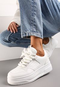 Renee - Białe Sneakersy na Platformie Wiązane na Szerokie Sznurowadła Viletra. Kolor: biały. Szerokość cholewki: normalna. Obcas: na platformie