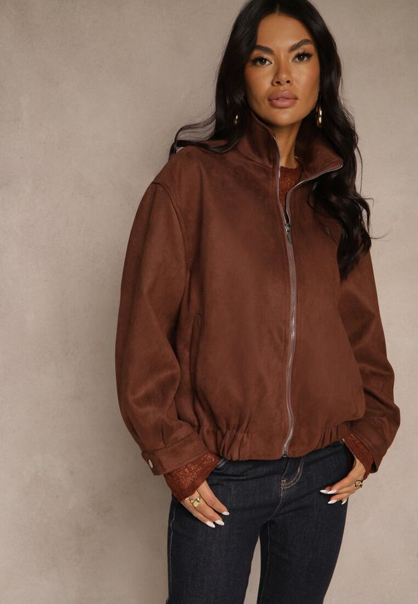 Renee - Brązowa Zasuwana Kurtka Bomberka w Stylistyce Y2K Zenora. Okazja: na co dzień. Kolor: brązowy. Materiał: jeans. Długość rękawa: długi rękaw. Długość: długie. Styl: casual, vintage, elegancki, sportowy