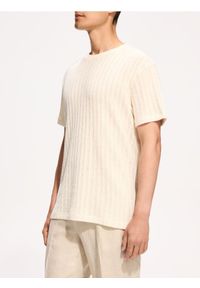 Reserved - Ażurowy t-shirt comfort - złamana biel. Materiał: bawełna, dzianina. Wzór: ażurowy