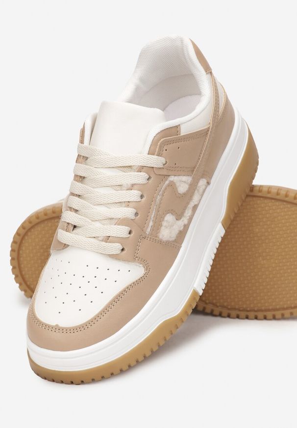 Renee - Ciemnobeżowe Sneakersy z Imitacji Skóry ze Wstawkami z Futerka Vaelisa. Okazja: na co dzień. Kolor: beżowy. Materiał: skóra, futro