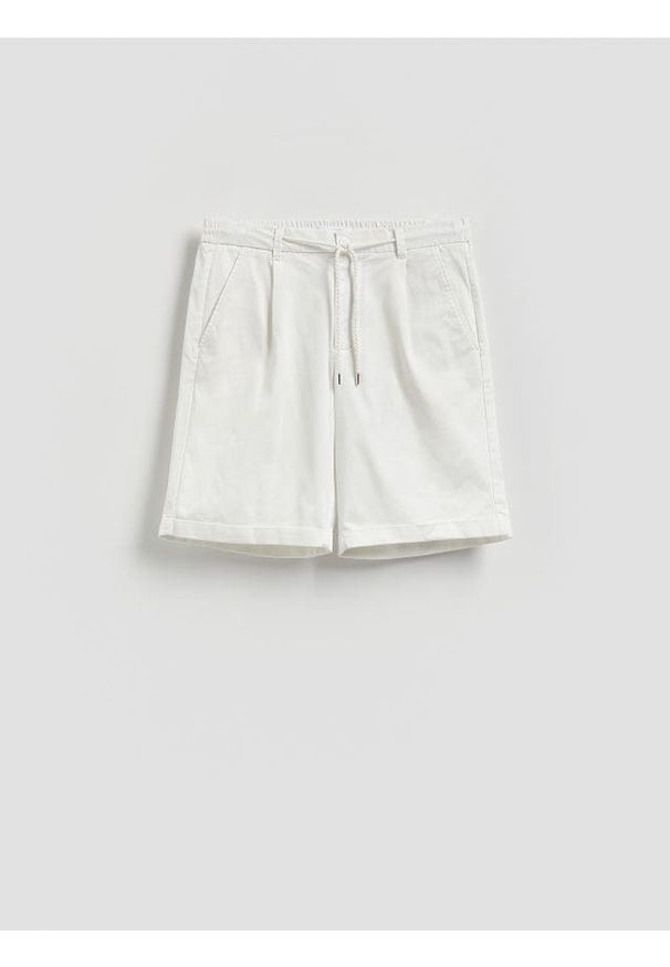 Reserved - Szorty regular z wiskozą - biały. Kolor: biały. Materiał: wiskoza