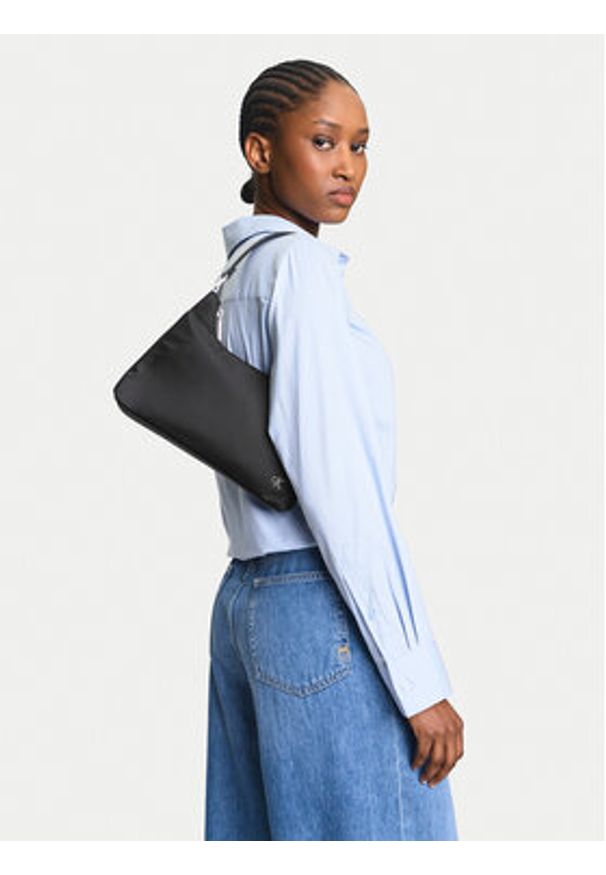 Calvin Klein Jeans Torebka Satin Nylon Small Shoulder Bag LV04K3219G Czarny. Kolor: czarny