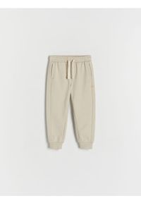 Reserved - Spodnie jogger - beżowy. Kolor: beżowy. Materiał: dzianina, bawełna #1