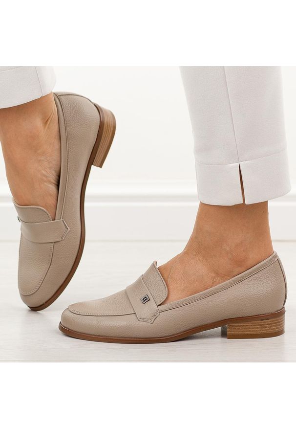 POTOCKI - Khaki mokasyny damskie Potocki 12786. Okazja: na co dzień, na spotkanie biznesowe. Kolor: brązowy. Materiał: skóra. Szerokość cholewki: normalna. Wzór: aplikacja. Sezon: wiosna, jesień, lato. Obcas: na płaskiej podeszwie. Styl: casual, biznesowy, elegancki, klasyczny