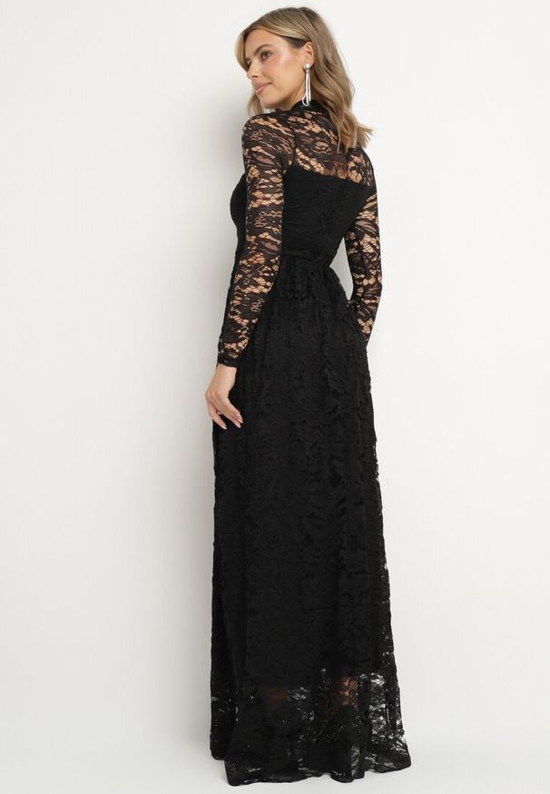 Born2be - Czarna Rozkloszowana Sukienka z Koronki ze Stójką i Gumką w Talii Delaviae. Okazja: na imprezę, na co dzień. Typ kołnierza: kołnierzyk stójkowy. Kolor: czarny. Materiał: koronka. Wzór: koronka. Styl: casual, elegancki