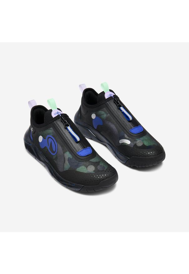 Decathlon - Buty sportowe dla dzieci Playful wodoodporne. Kolor: czarny, niebieski, wielokolorowy, zielony. Materiał: materiał, mesh. Sport: turystyka piesza