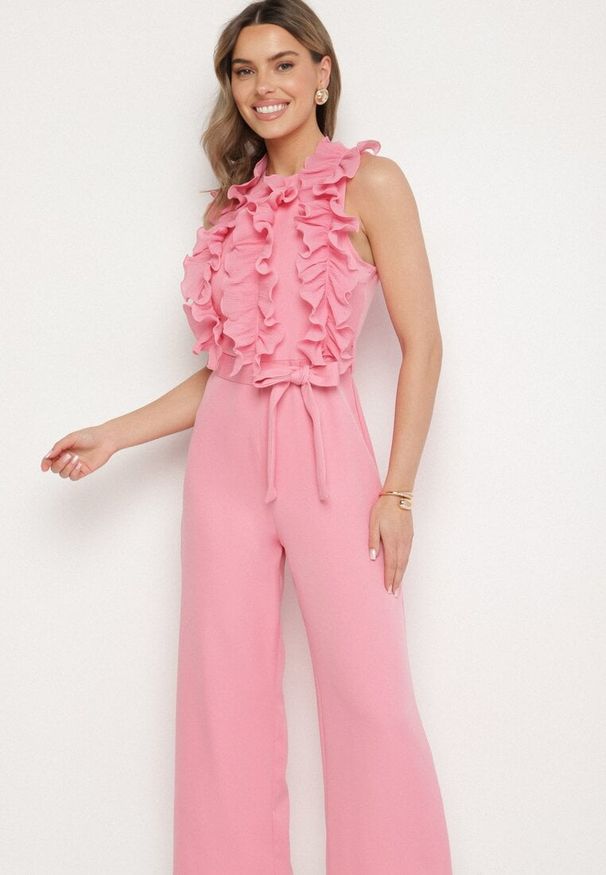 Born2be - Różowy Koktajlowy Kombinezon z Żabotem Szerokimi Nogawkami i Paskiem w Talii Uenelsea. Kolor: różowy. Styl: wizytowy