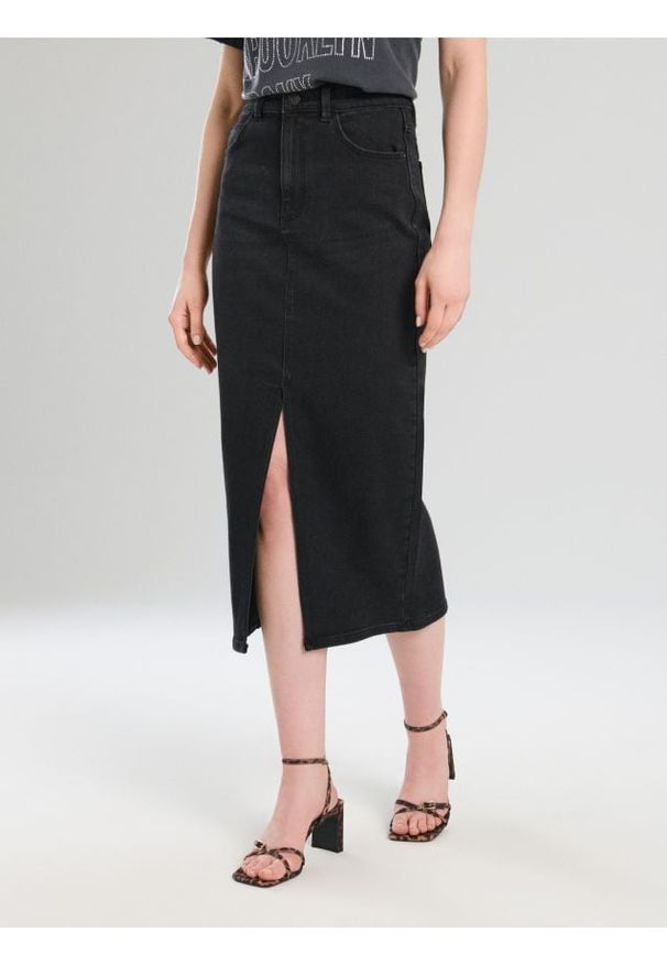 Sinsay - Jeansowa spódnica midi z rozcięciem - czarny. Kolor: czarny. Materiał: jeans