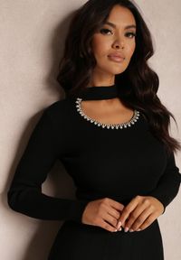 Renee - Czarna Sukienka z Wycięciem przy Dekolcie z Cyrkoniami i Perłami Hili. Kolor: czarny. Materiał: tkanina, dzianina, wiskoza. Długość rękawa: długi rękaw. Wzór: aplikacja. Styl: elegancki #2