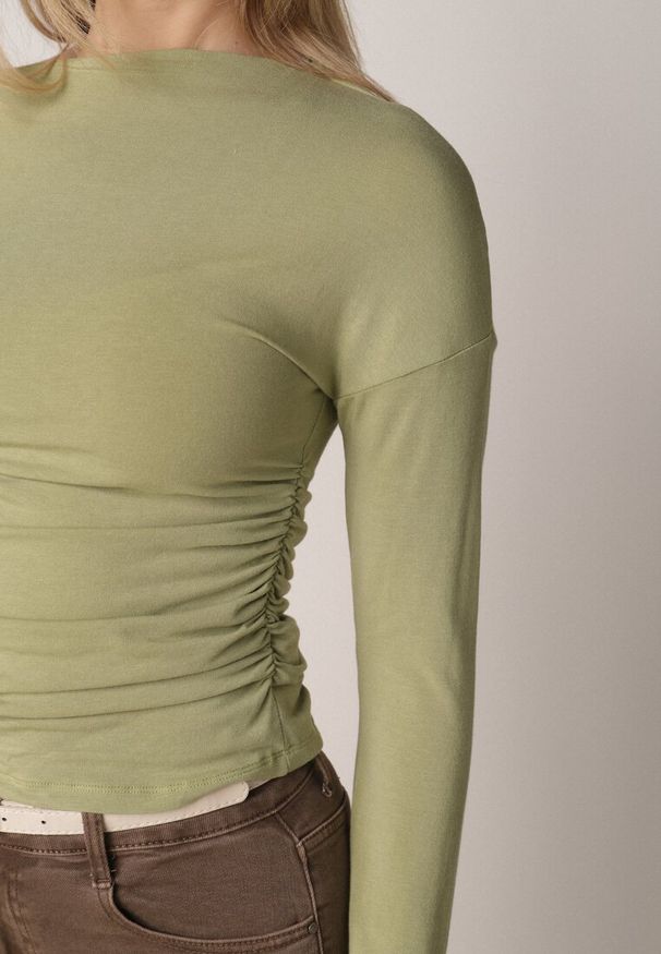 Born2be - Zielona Bluzka z Bawełną i Wiskozą Ozdobiona Marszczeniem Alexareo. Kolor: zielony. Materiał: wiskoza, bawełna. Wzór: aplikacja