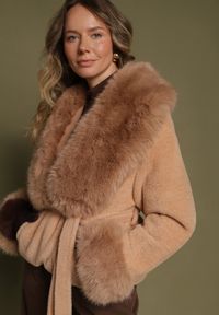 Born2be - Brązowa Pluszowa Kurtka z Futrzanym Kołnierzem i Mankietami Wiązana w Pasie Arevitte. Okazja: na spacer. Kolor: brązowy. Materiał: futro. Długość: krótkie #3