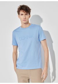 Ochnik - Niebieski T-shirt męski z logo. Kolor: niebieski. Materiał: materiał. Długość rękawa: krótki rękaw. Długość: krótkie. Wzór: aplikacja #1