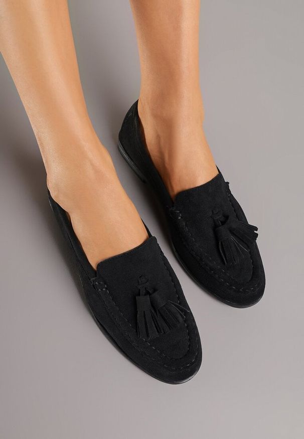 Renee - Czarne Mokasyny z Imitacji Zamszu z Aplikacją z Frędzlami Nalonissa. Okazja: na co dzień. Kolor: czarny. Materiał: zamsz. Wzór: aplikacja. Obcas: na płaskiej podeszwie. Styl: casual, elegancki