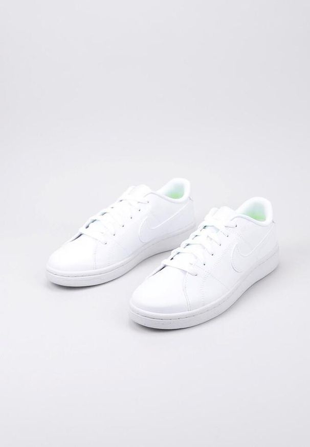 Buty do chodzenia męskie Nike Court Royale 2 NN. Kolor: biały. Materiał: guma, materiał, tkanina, syntetyk. Model: Nike Court. Sport: turystyka piesza