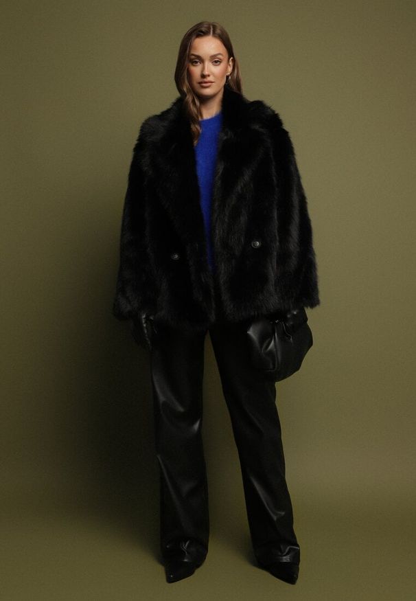 Born2be - Czarna Dwurzędowa Kurtka Futerko o Fasonie Oversize Asinella. Okazja: na co dzień, na randkę, na spacer. Kolor: czarny. Materiał: futro. Styl: casual