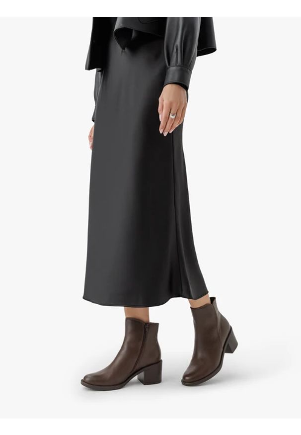 Ryłko - Ciemnobrązowe botki na słupku. Nosek buta: okrągły. Zapięcie: zamek. Kolor: brązowy. Szerokość cholewki: normalna. Wysokość cholewki: za kostkę. Materiał: skóra. Obcas: na słupku. Styl: klasyczny, elegancki, street. Wysokość obcasa: średni