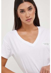 Armani Exchange t-shirt bawełniany kolor biały. Kolor: biały. Materiał: bawełna. Długość rękawa: krótki rękaw. Długość: krótkie. Wzór: aplikacja #5