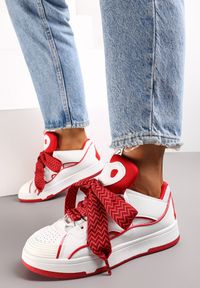Renee - Biało-Czerwone Sneakersy z Dekoracyjnym Sznurowaniem i Wstawką na Języku Cristen. Kolor: biały #2