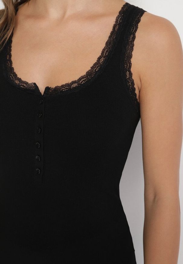 Born2be - Czarny Top z Wiskozą Ozdobiony Guzikami przy Dekolcie Falmi. Okazja: na co dzień. Kolor: czarny. Materiał: wiskoza. Wzór: aplikacja. Styl: elegancki, casual