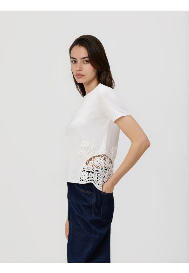 Reserved - T-shirt z ażurową wstawką - biały. Kolor: biały. Materiał: dzianina, bawełna. Wzór: ażurowy