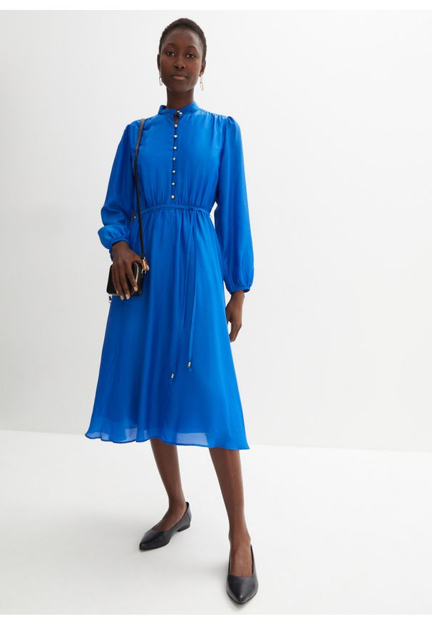 bonprix - Sukienka z domieszką jedwabiu, z wiązanym paskiem (2 części). Kolor: niebieski. Materiał: jedwab. Styl: elegancki