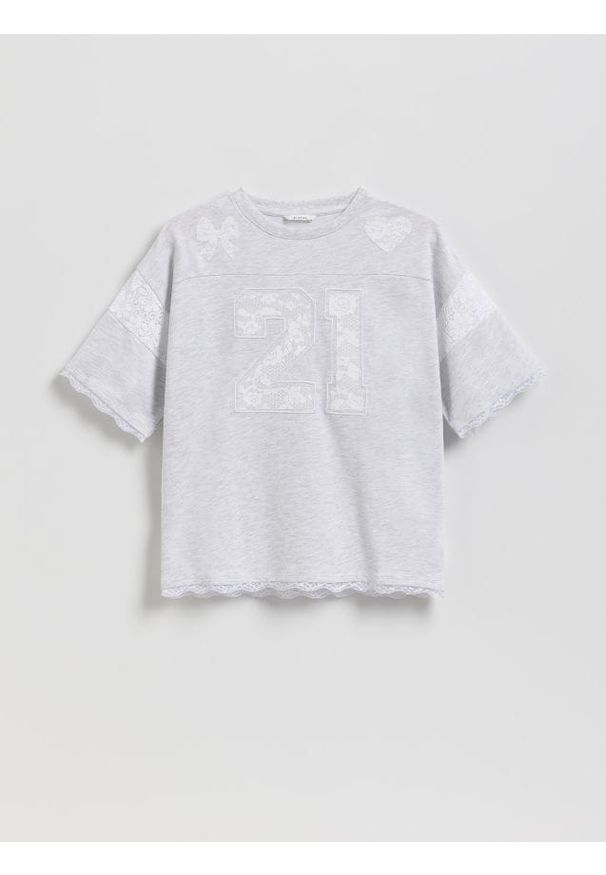 Reserved - T-shirt z koronkowym zdobieniem - jasnoszary. Kolor: szary. Materiał: koronka. Wzór: aplikacja