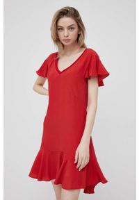 Pepe Jeans sukienka Iren kolor czerwony mini prosta. Okazja: na co dzień. Kolor: czerwony. Materiał: tkanina. Długość rękawa: krótki rękaw. Typ sukienki: proste. Styl: casual. Długość: mini