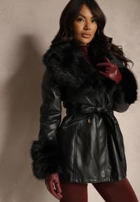 Renee - Czarna Ekoskórzana Kurtka o Taliowanym Kroju z Futerkowymi Zdobieniami Tiliella. Okazja: na co dzień. Kolor: czarny. Materiał: jeans. Wzór: aplikacja. Styl: elegancki, casual
